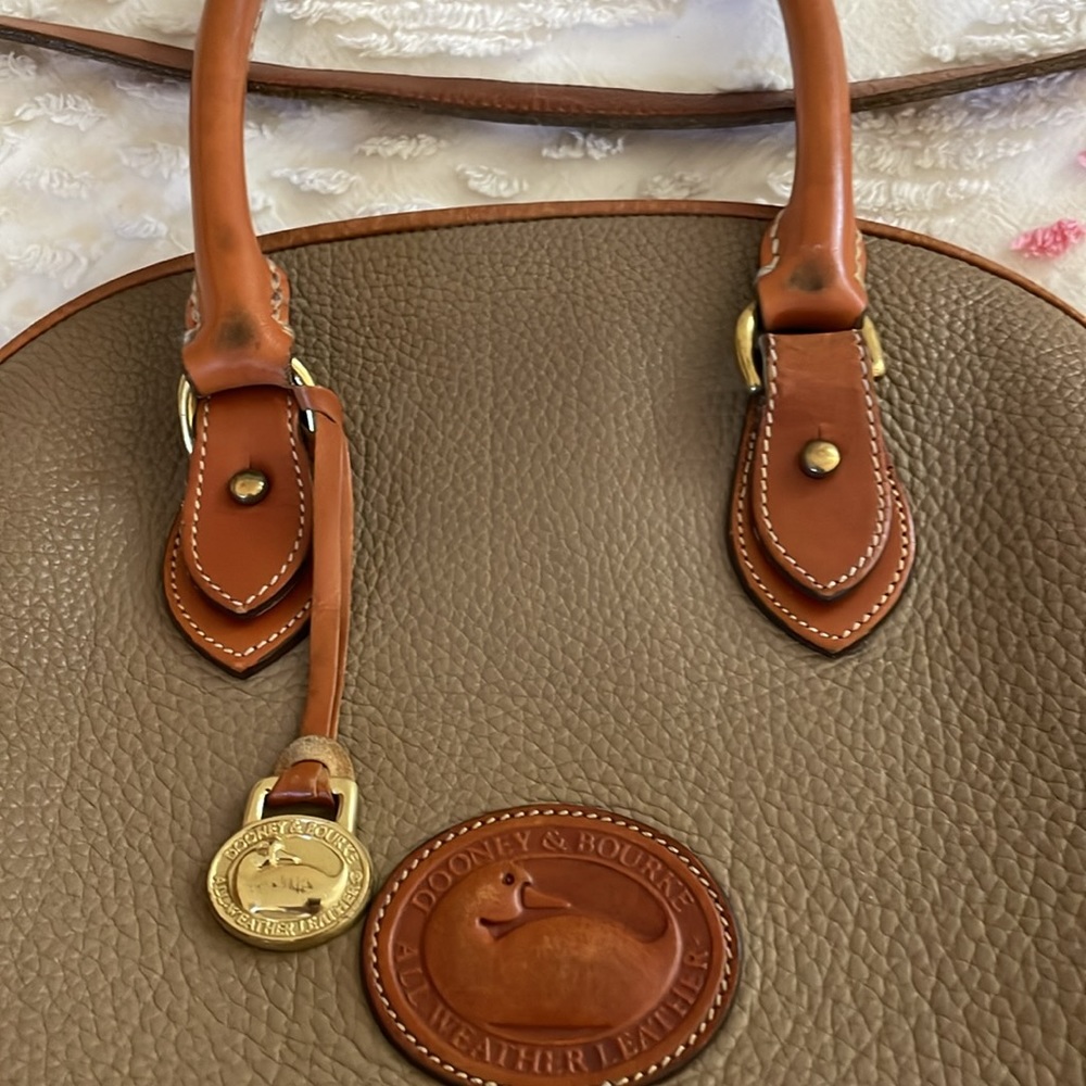 Beautiful Vintage Dooney&Bourke Dome Satchel..Taupe with British Tan details. - Picture 4 of 13